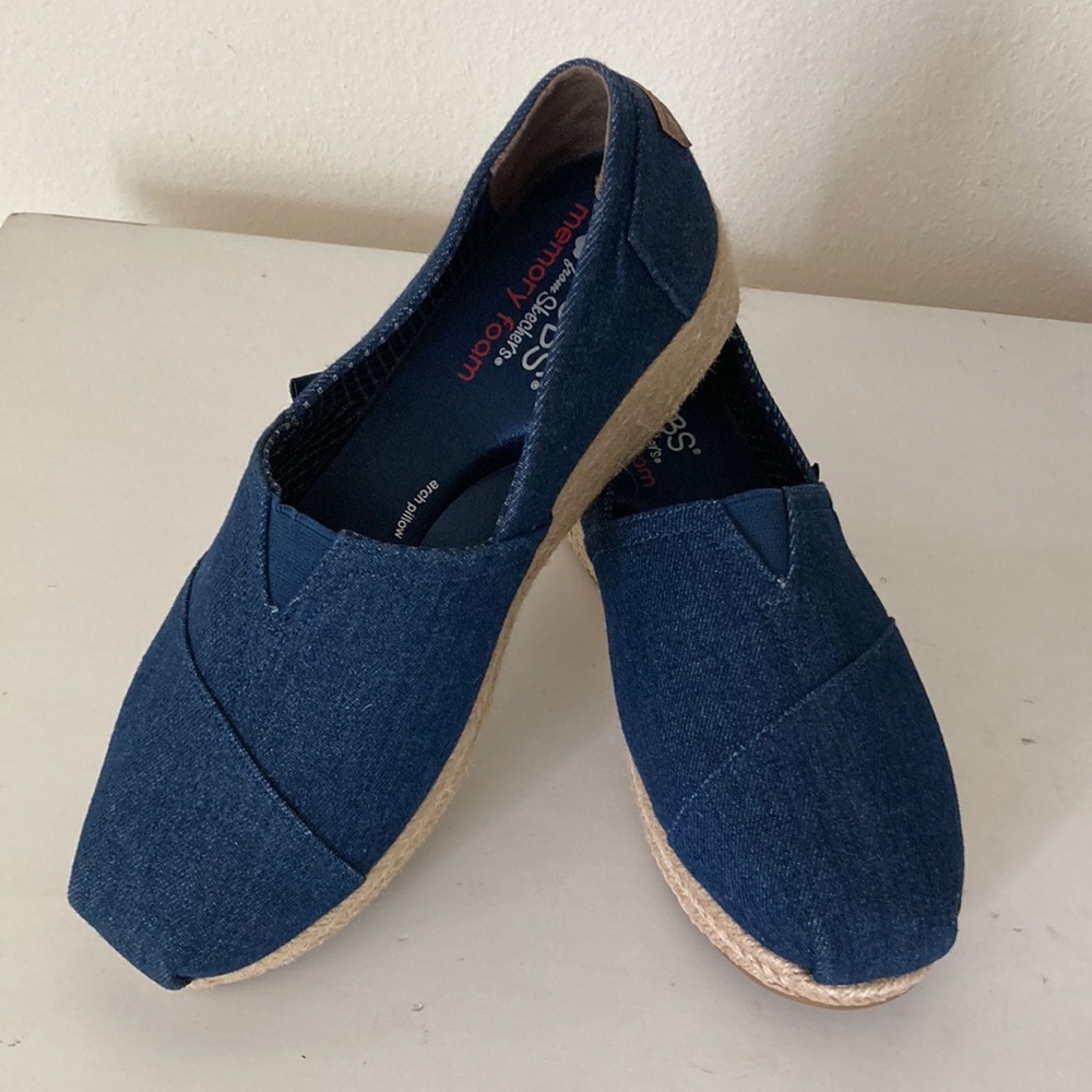 New Bobs from Skechers Memory Foam Canvas Wedge. (W8)